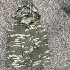 Camouflage Hooded Vest